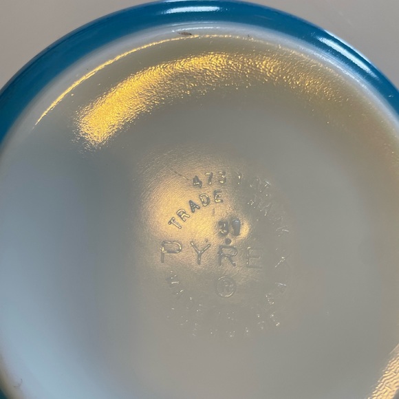 Pyrex Snowflake Garland Casserole Dish - Picture 5 of 7